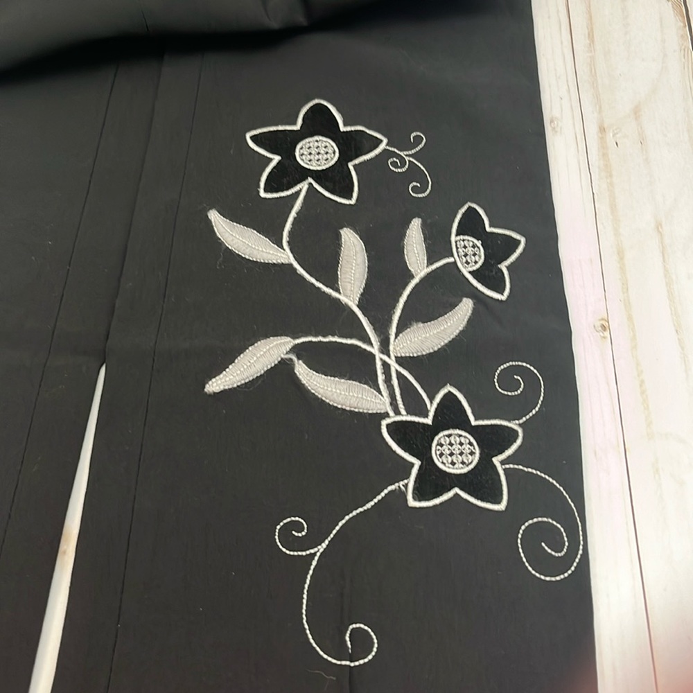 Bebe floral embroidered pants. Ankle length. Flat front & side zip. Stretch.NWT! - Picture 3 of 10